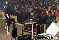 1980 - Al centro dell'immagine l'Arp Avatar presente sul palco di un concerto dal vivo del 1980 - © LesROCKETS.com