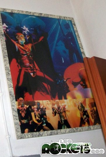 Il poster appeso nella camera di Aurora, regalatole da un caro amico che conosceva la sua passione per il gruppo - © LesROCKETS.com
