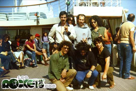 Momento di relax in traghetto per le date in Sardegna, Paolo è il primo in alto a destra - © LesROCKETS.com