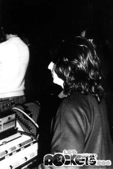 Albertino alla console - © LesROCKETS.com