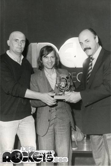 Gualtiero Berlinghini consegna il 'Microfono di bronzo' ai ROCKETS, rappresentati da Claude Lemoine e Christian Le Bartz - © LesROCKETS.com