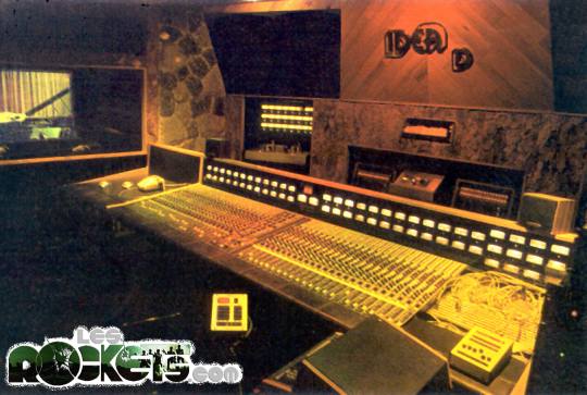 La sala regia dello studio Idea Double, uno degli studi di registrazioni Idea Recording progettato e realizzato da Gualtiero Berlinghini con East Lake - © LesROCKETS.com