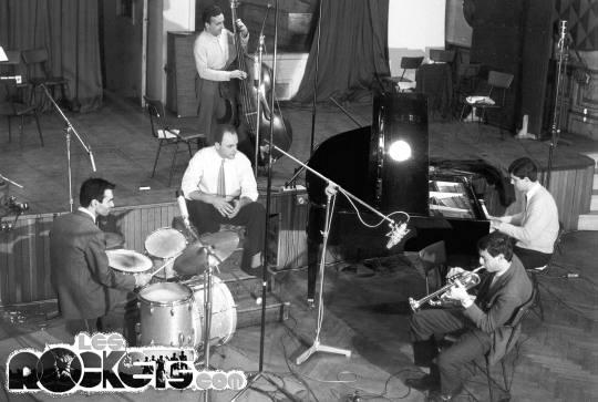 Gualtiero Berlinghini (al centro) nello Studio Philips di Milano nel 1968 con il Quartetto Jazz, Giorgio Azzolini (basso), Franco D'Andrea (piano), Franco Ambrosetti (tromba) e Franco Mondini (Batteria) - © LesROCKETS.com