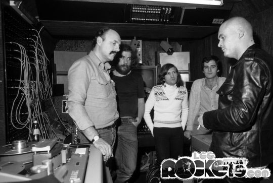 Da sinistra Gualtiero Berlinghini, J��rgen Kr��mer, Claude Lemoine, Maurizio Cannici e Christian Le Bartz all'interno del Dierk Mobile Studio al termine del concerto dei ROCKETS - © LesROCKETS.com