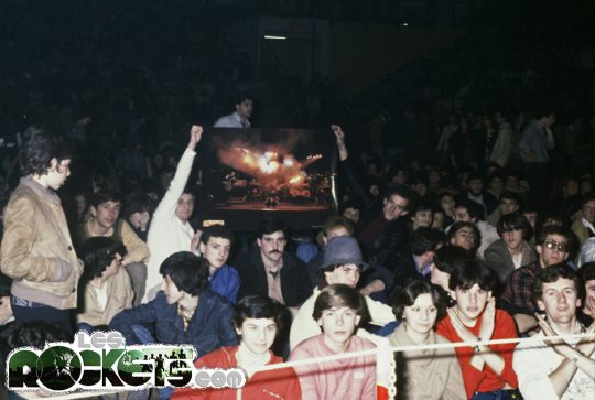 In basso a destra Angelo (maglione rosso) e Danilo sulla sua sinistra casualmente immortalati dal fotografo dei ROCKETS prima di un concerto nel 1979 al palazzetto di Novara - Photo by A. D'Andrea - © LesROCKETS.com