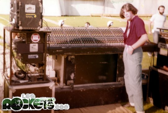 Angelo davanti al mixer Cabotron dei ROCKETS allo Stadio San Siro di Milano il 12 luglio 1980 - Photo by Danilo - © LesROCKETS.com