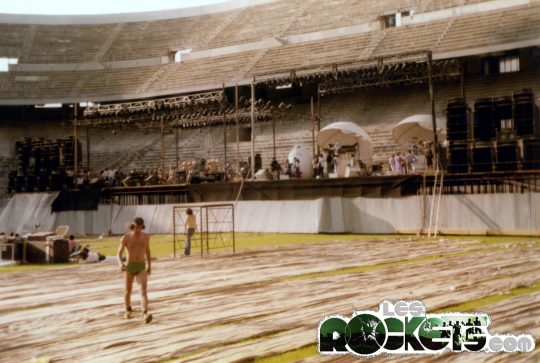 Stadio di San Siro di Milano, 12 luglio 1980, sulla sinistra il palco per tutti gli artisti e sulla destra quello dei ROCKETS - Photo by Danilo - © LesROCKETS.com