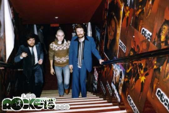 Dany Dan a fianco di Fabrice il giorno del suo debutto al Cineteatro REX di Parigi nel novembre 1977 - © LesROCKETS.com