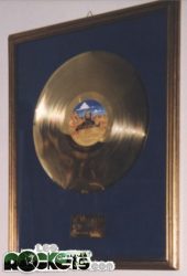 Il disco d'oro relativo alle 200.000 copie vendute con le sole prevendite dell'album Plasteroid - © LesROCKETS.com