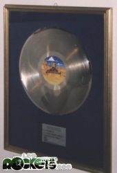 Il disco di platino relativo al milione di copie di dischi venduti nel periodo compreso tra la pubblicazione di Future woman e Galaxy - © LesROCKETS.com