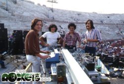 Festivalbar '79 - I tecnici sugli spalti attorno al laser Spectra Physics 171/09 da 18 watt - © LesROCKETS.com