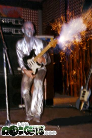 Bernard Torelli con la sua Fender Stratocaster in azione nel 1976 - © LesROCKETS.com