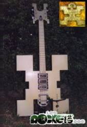 La chitarra di Guy ispirata al dio Inti - © LesROCKETS.com