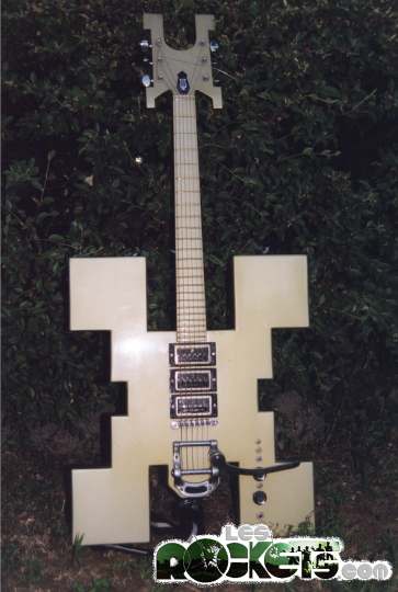La chitarra di Guy ispirata al dio Inti - © LesROCKETS.com