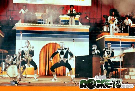 LES ROCKETS nel 1977 a Pesaro esibizione della seconda serata, sullo sfondo i Cugini di Campagna - © LesROCKETS.com
