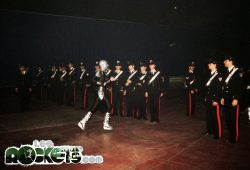 Schieramento di Carabinieri al termine di un concerto dei ROCKETS nel 1980 - Photo by A. D'Andrea - © LesROCKETS.com