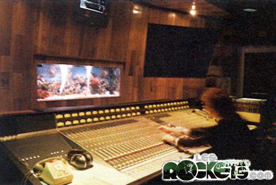 Gianfranco Longo allo studio Idea della CGD durante i mixaggi di Galaxy; alla sua destra il Publison DHM 89 B2 - © LesROCKETS.com