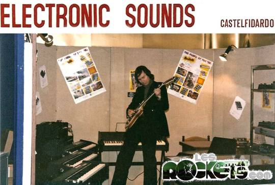 Gary Stewart Hurst 'nel suo stand' Electronic Sounds durante una fiera musicale - © LesROCKETS.com
