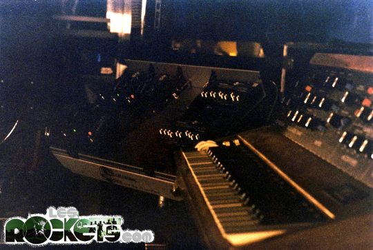 A sinistra il banco Electronic Sounds con gli effetti (flanger, equalizzatore, ecc.) utilizzato da Fabrice Quagliotti - © LesROCKETS.com