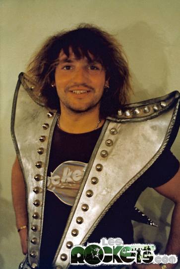 Irish indossa parte del costume di Christian nel backstage dei ROCKETS nel 1979 - © LesROCKETS.com