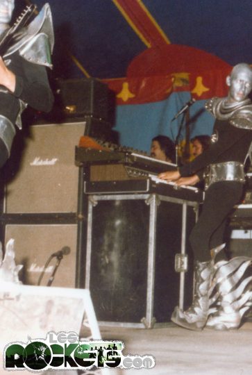 1 agosto 1979, Teatro tenda Borgo Grotta Gigante (TS) - Libero �� a sinistra dietro le tastiere - Foto by Andrea B. - © LesROCKETS.com
