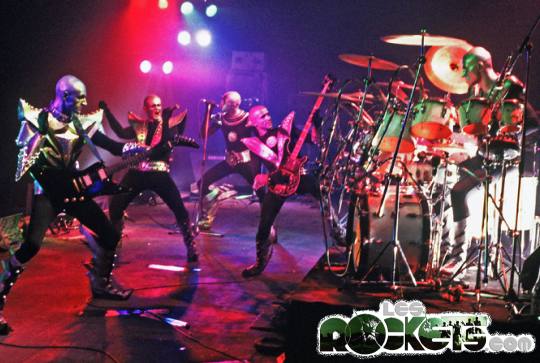 Immagine contenuta all'interno delle stampe dell'album 'Live' con copertina apribile. Si tratta di una posa e non delle fasi di un concerto - Photo by A. D'Andrea - © LesROCKETS.com
