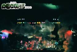 Immagine contenuta all'interno delle stampe dell'album 'Live' con copertina apribile. Si tratta di una posa e non delle fasi di un concerto - Photo by A. D'Andrea - © LesROCKETS.com