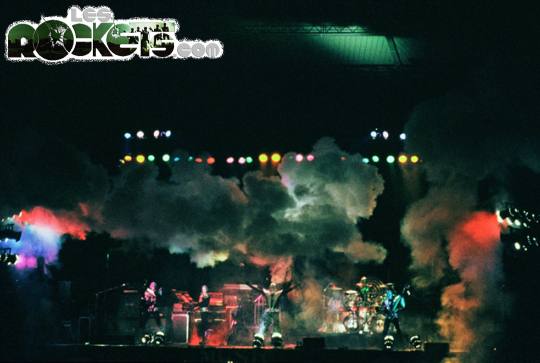 Immagine contenuta all'interno delle stampe dell'album 'Live' con copertina apribile. Si tratta di una posa e non delle fasi di un concerto - Photo by A. D'Andrea - © LesROCKETS.com
