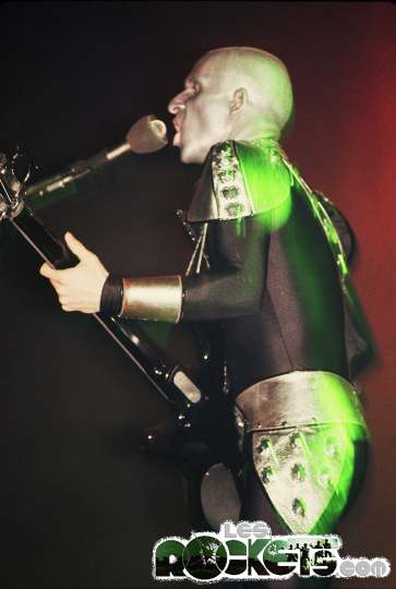 La classe ... espressa alla voce ed al basso da Little G��rard L'Her - Photo by A. D'Andrea - © LesROCKETS.com