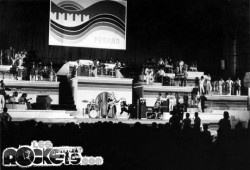 17 luglio 1977, seconda serata del Festival di Pesaro con la scenografia a terrazze (i ROCKETS sono in basso al centro) - © LesROCKETS.com