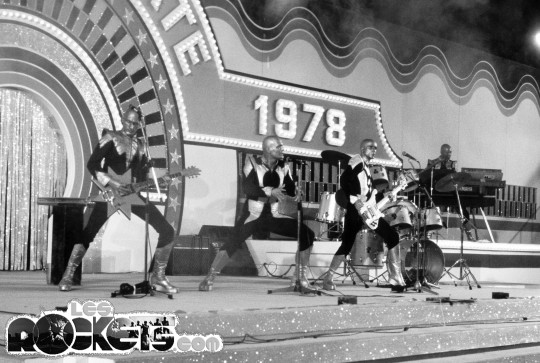 ROCKETS in azione sul palco del Pesaro Musica Estate 1978 - © LesROCKETS.com