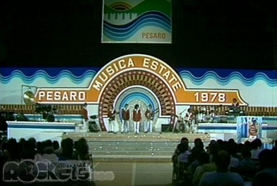 Pesaro Musica Estate 1978 - La scenografia del palco - © LesROCKETS.com