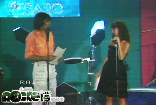 Claudio Cecchetto e Patrizia Rossetti sul palco del Pesaro Musica Estate 1982, alle loro spalle la batteria Simmons di Alain Groetzinger - © LesROCKETS.com