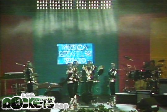 Sul palco del Pesaro Musica Estate 1982 inizia l'esibizione dei ROCKETS, che eseguono una simpatica coreografia - © LesROCKETS.com