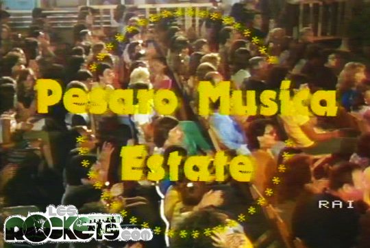 Pesaro Musica Estate 1982 - Inquadratura sul pubblico durante la sigla iniziale - © LesROCKETS.com