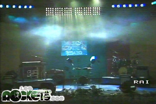 Pesaro Musica Estate 1982 - Al centro del palco la batteria Simmons di Alain Groetzinger - © LesROCKETS.com