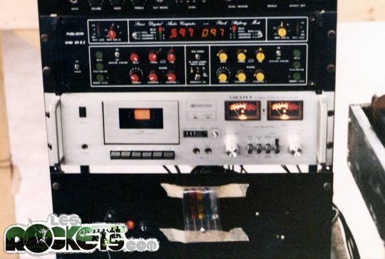 Il Publison DHM 89 B2 (unitï¿½ï¿½ nera in alto) originale dei Rockets installato nel 1980 all'interno di un rack sopra la piastra di registrazione Scott - © LesROCKETS.com