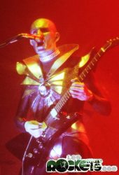 1980 - Alain Maratrat si esibisce in In the black hole al talk box il cui suono viene elaborato dal Publison - © LesROCKETS.com