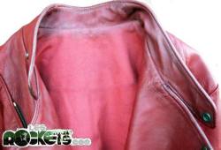 Residui della crema argentata visibili sulla parte interna del collo e sulle cuciture della giacca in pelle del 1982 di Alain Maratrat - © LesROCKETS.com