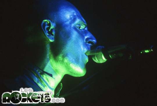 Primo piano di Alain Maratrat al talk box - © LesROCKETS.com