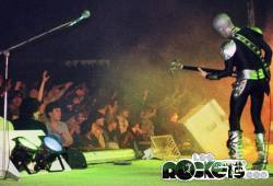 ROCKETS live nel 1980, fari Par 64 corti a luce diffusa davanti a Little; a destra, a seguire, lampade neon e strombo da 1000 watt - Photo by A. D'Andrea - © LesROCKETS.com