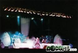 ROCKETS live nel 1980, i quarantotto Par 64 tutti accesi sorretti dal traliccio anteriore - © LesROCKETS.com