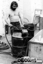 Operazione di riempimento con acqua della macchina del ghiaccio secco per uno spettacolo nel 1980 - © LesROCKETS.com