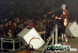 Sul palco nel 1980, il tubo da giardinaggio rosso per la propagazione del fumo è appoggiato sul diffusore Cabotron - © LesROCKETS.com