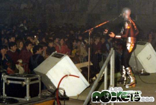 Sul palco nel 1980, il tubo da giardinaggio rosso per la propagazione del fumo �� appoggiato sul diffusore Cabotron - © LesROCKETS.com