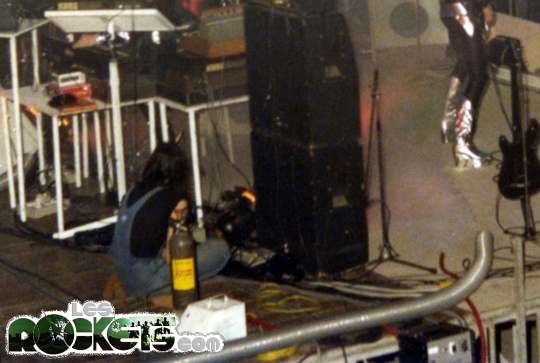 Sul palco nel 1980, il grosso tubo per la propagazione del vapore del ghiaccio secco e quello rosso del fumo ad olio - © LesROCKETS.com