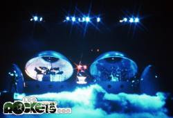 ROCKETS live nel 1980, il vapore prodotto dal ghiaccio secco investe il palco e cala tra il pubblico - Photo by M. Marrow - © LesROCKETS.com