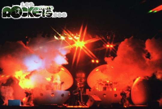 ROCKETS live nel 1980, esplosioni durante l'esecuzione di Prophecy - Photo by M. Marrow - © LesROCKETS.com