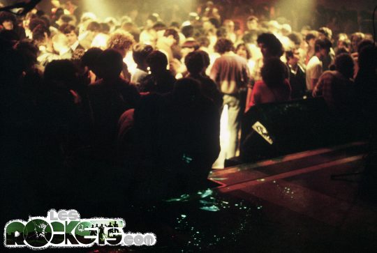 Il liquido contenuto all'interno dei b��tonnet sparso sul palco di una discoteca al termine dello show - Photo by A. D'Andrea - © LesROCKETS.com