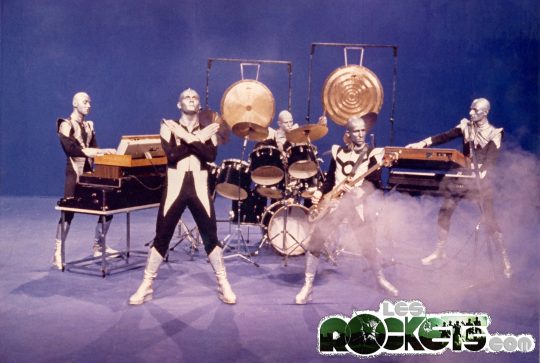 I ROCKETS durante le registrazioni di Stryx. Lo sfondo della scena �� blu per consentire la riuscita dell'effetto 'chroma key' - © LesROCKETS.com